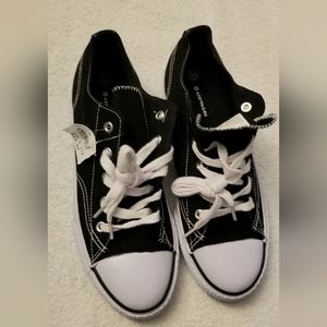 NWT Airwalk Shoes Converse Style Sneakers Youth Size 5.5